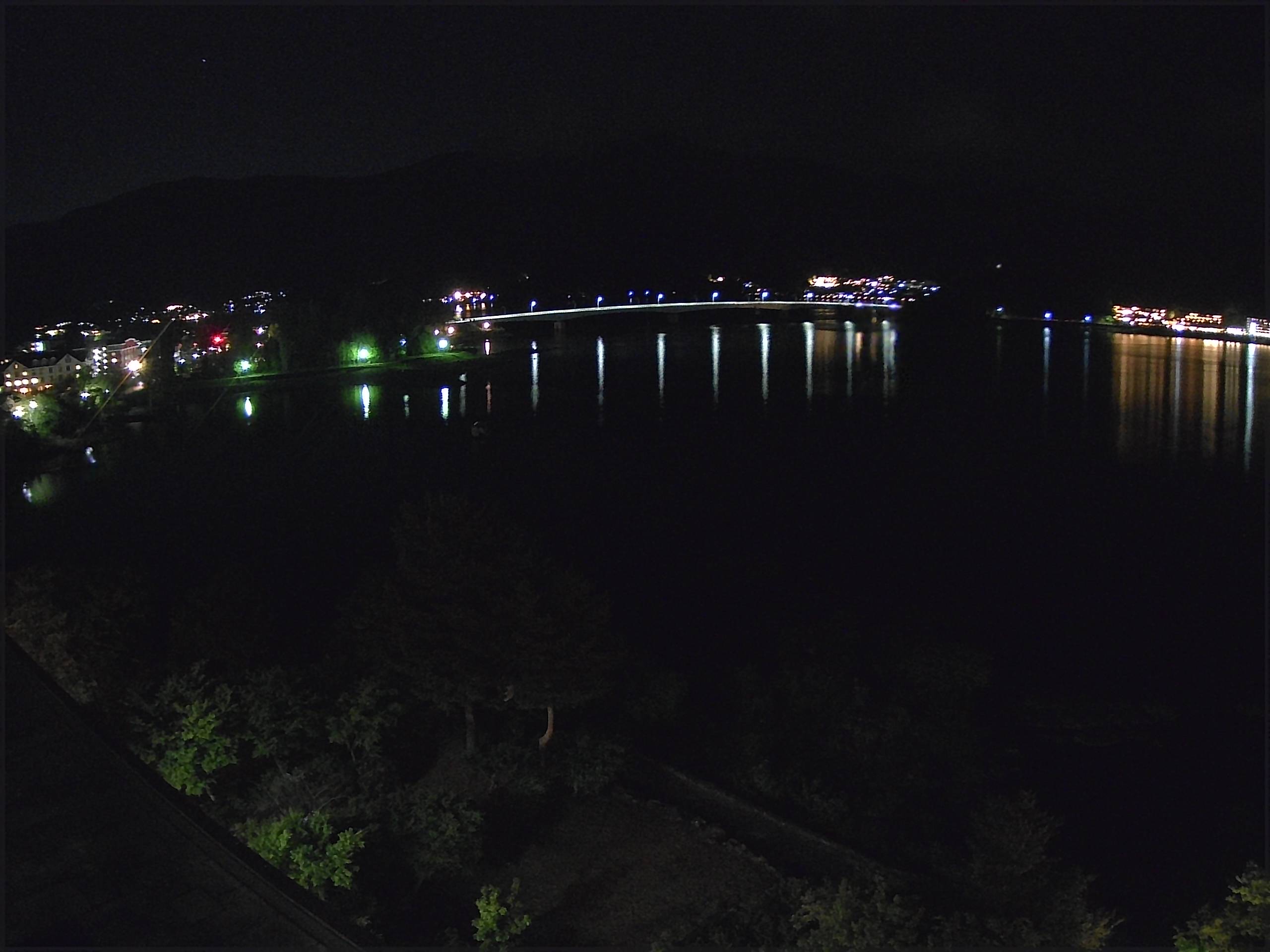 河口湖ライブカメラ-河口湖畔ホテル街と河口湖大橋