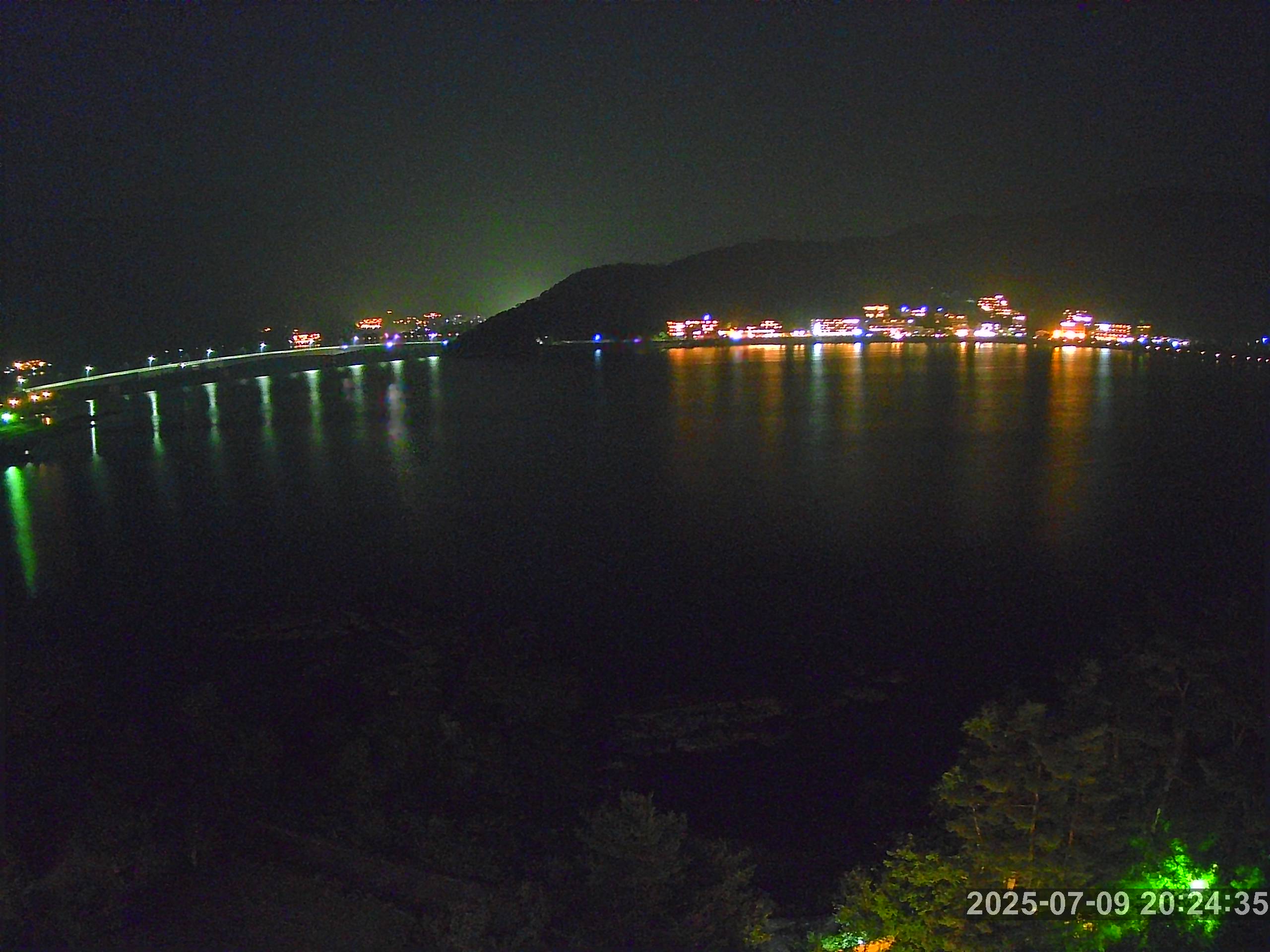 河口湖ライブカメラ-河口湖畔ホテル街と河口湖大橋