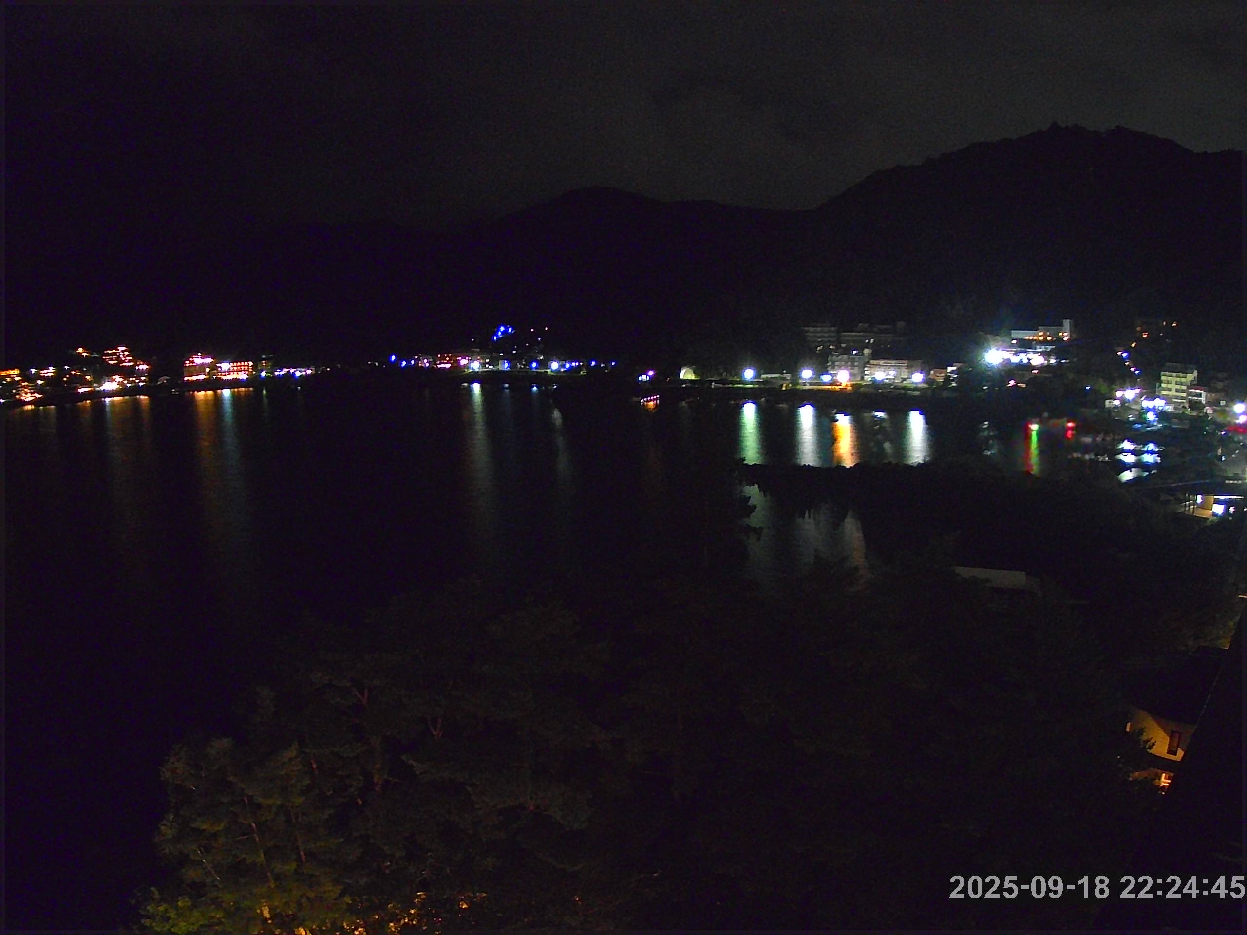 河口湖ライブカメラ-河口湖畔ホテル街と河口湖大橋