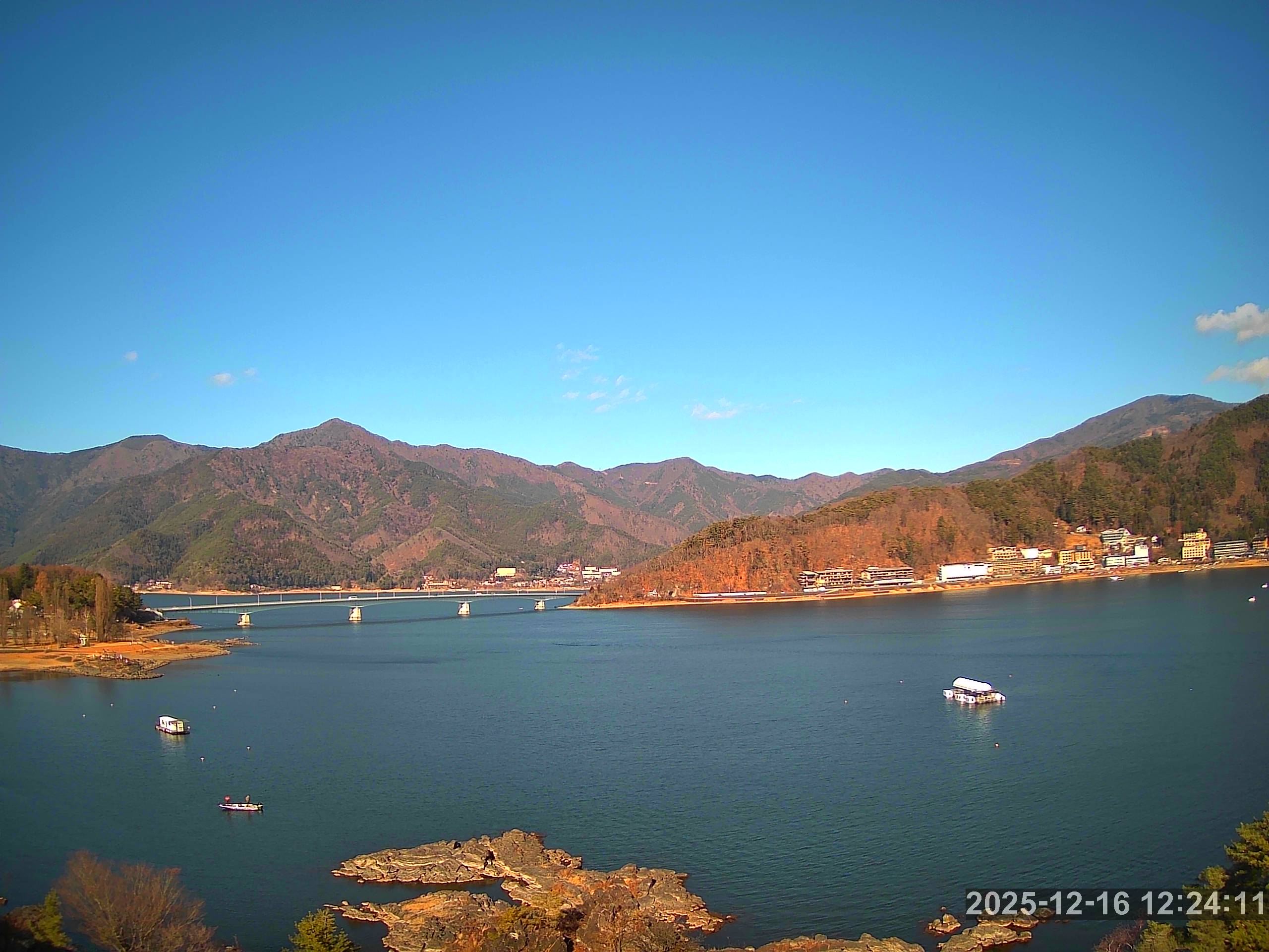 河口湖ライブカメラ-河口湖畔ホテル街と河口湖大橋