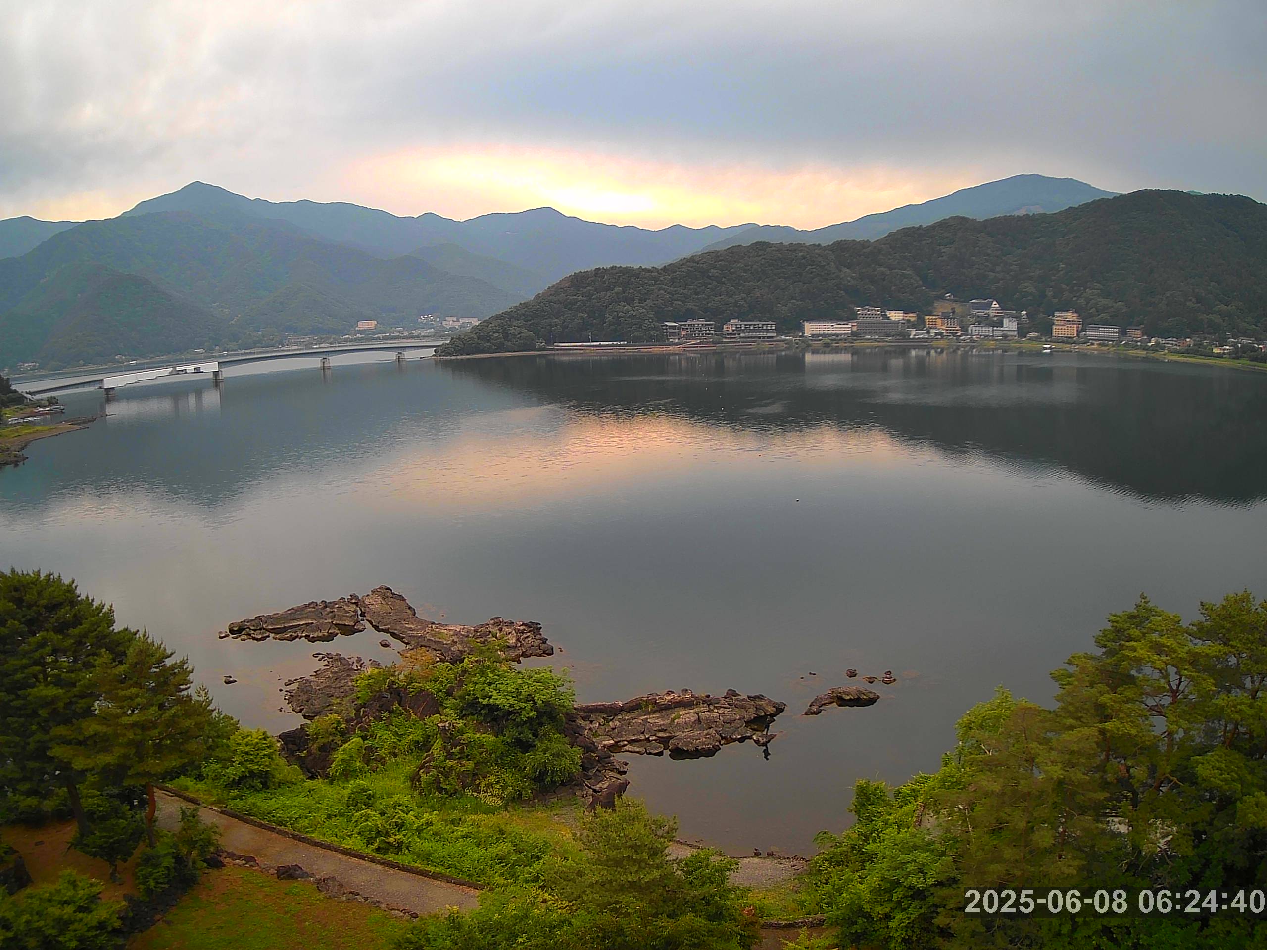 河口湖ライブカメラ-河口湖畔ホテル街と河口湖大橋