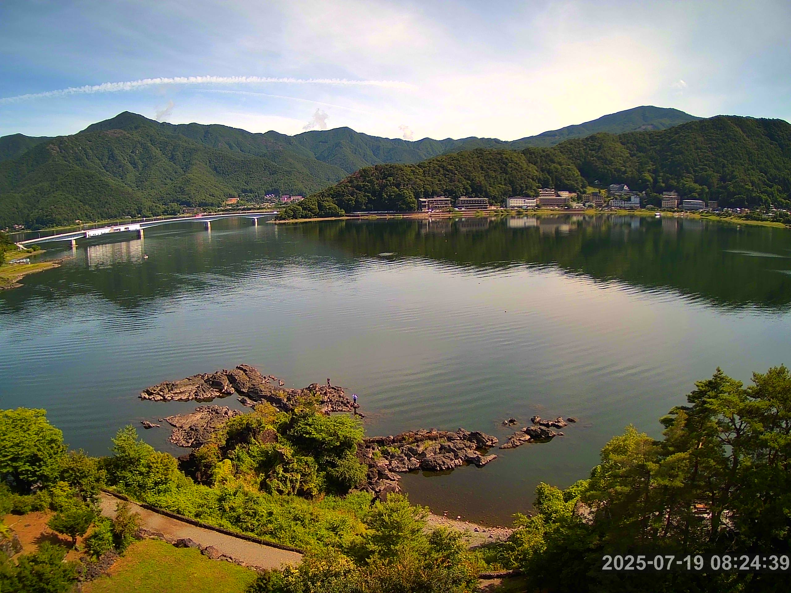 河口湖ライブカメラ-河口湖畔ホテル街と河口湖大橋