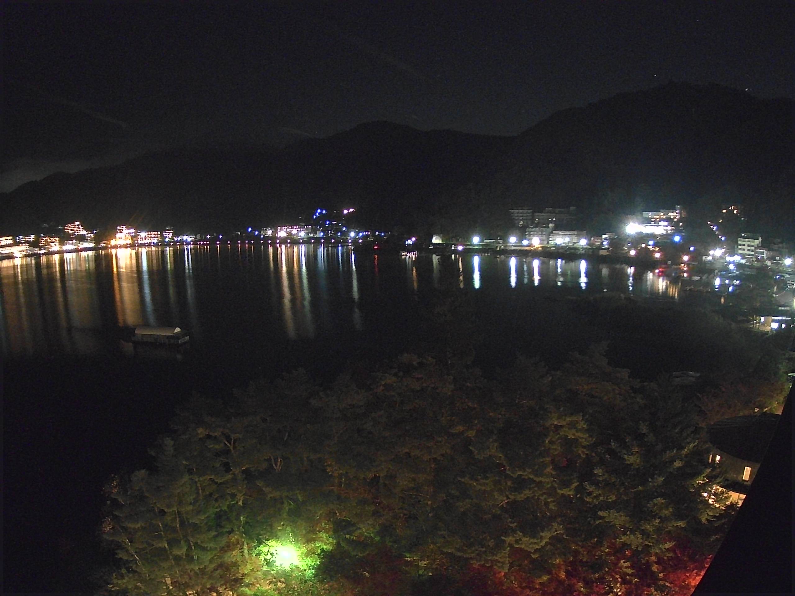 河口湖ライブカメラ-河口湖畔ホテル街と河口湖大橋