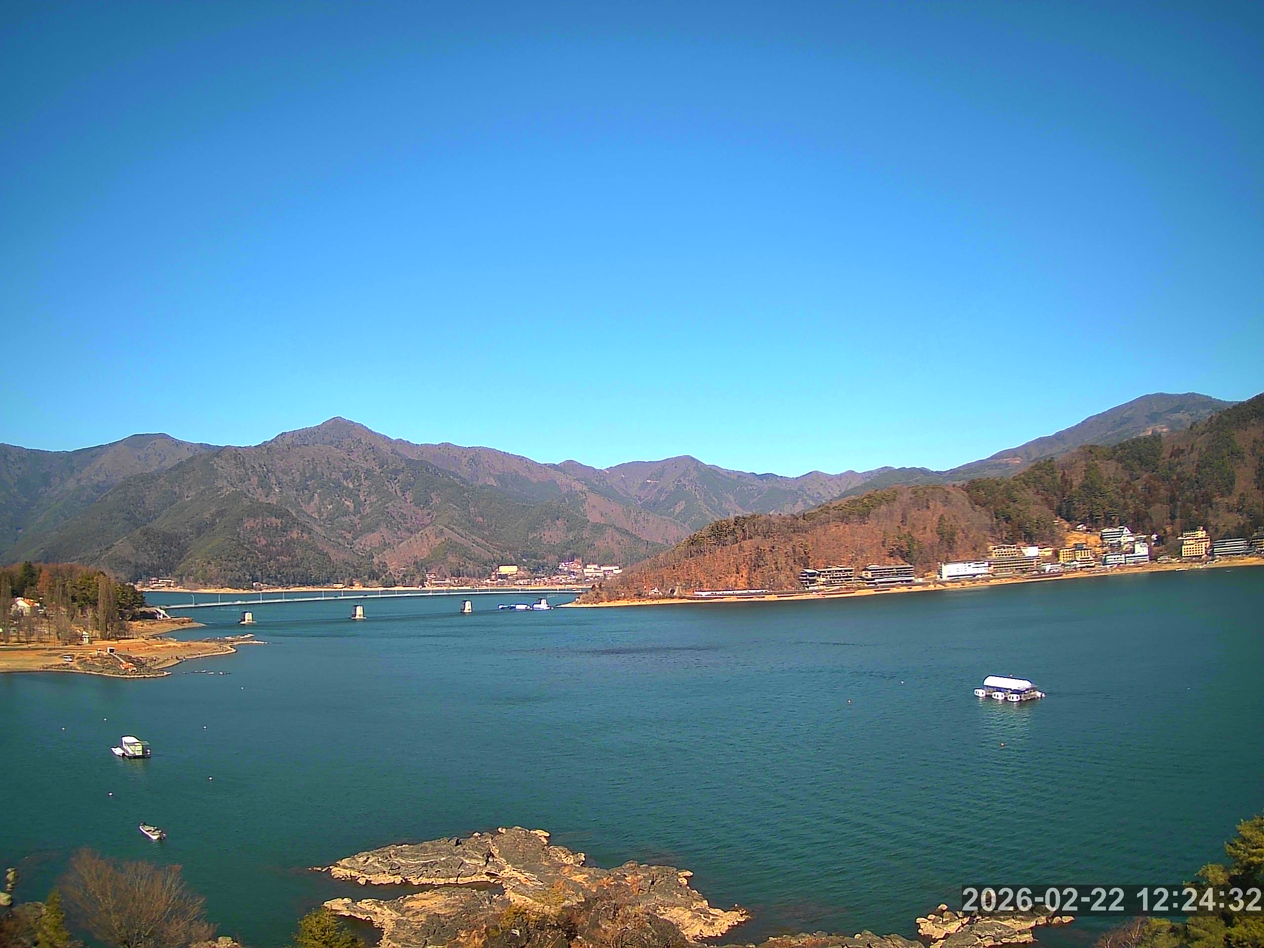 河口湖ライブカメラ-河口湖畔ホテル街と河口湖大橋