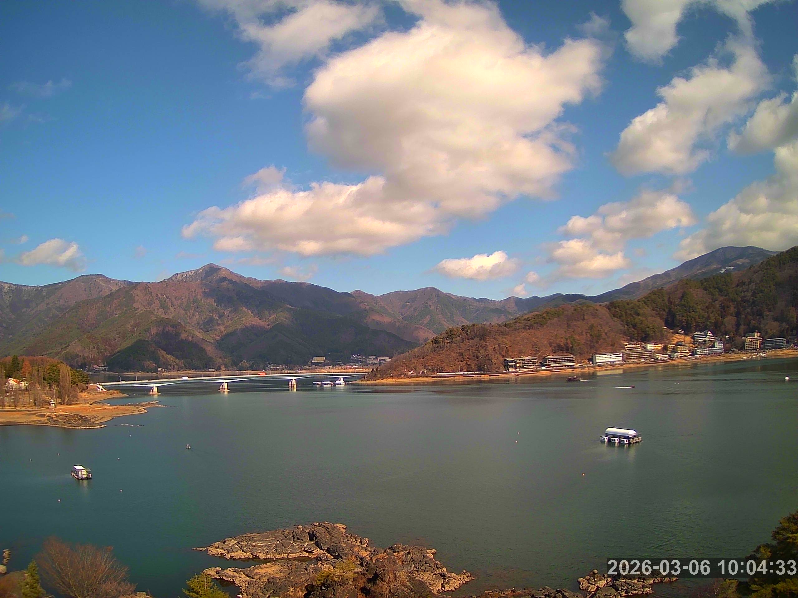 河口湖ライブカメラ-河口湖畔ホテル街と河口湖大橋