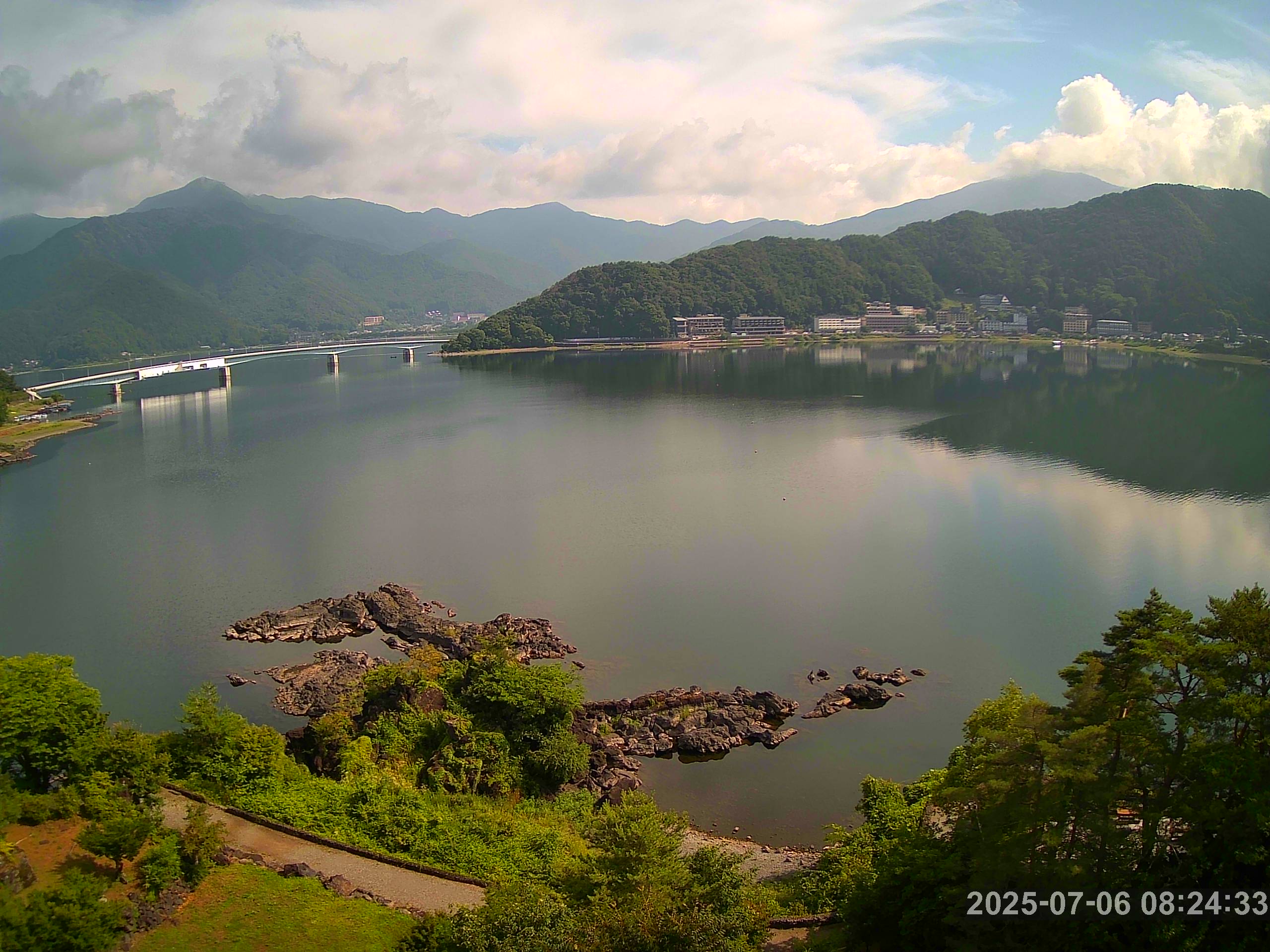 河口湖ライブカメラ-河口湖畔ホテル街と河口湖大橋