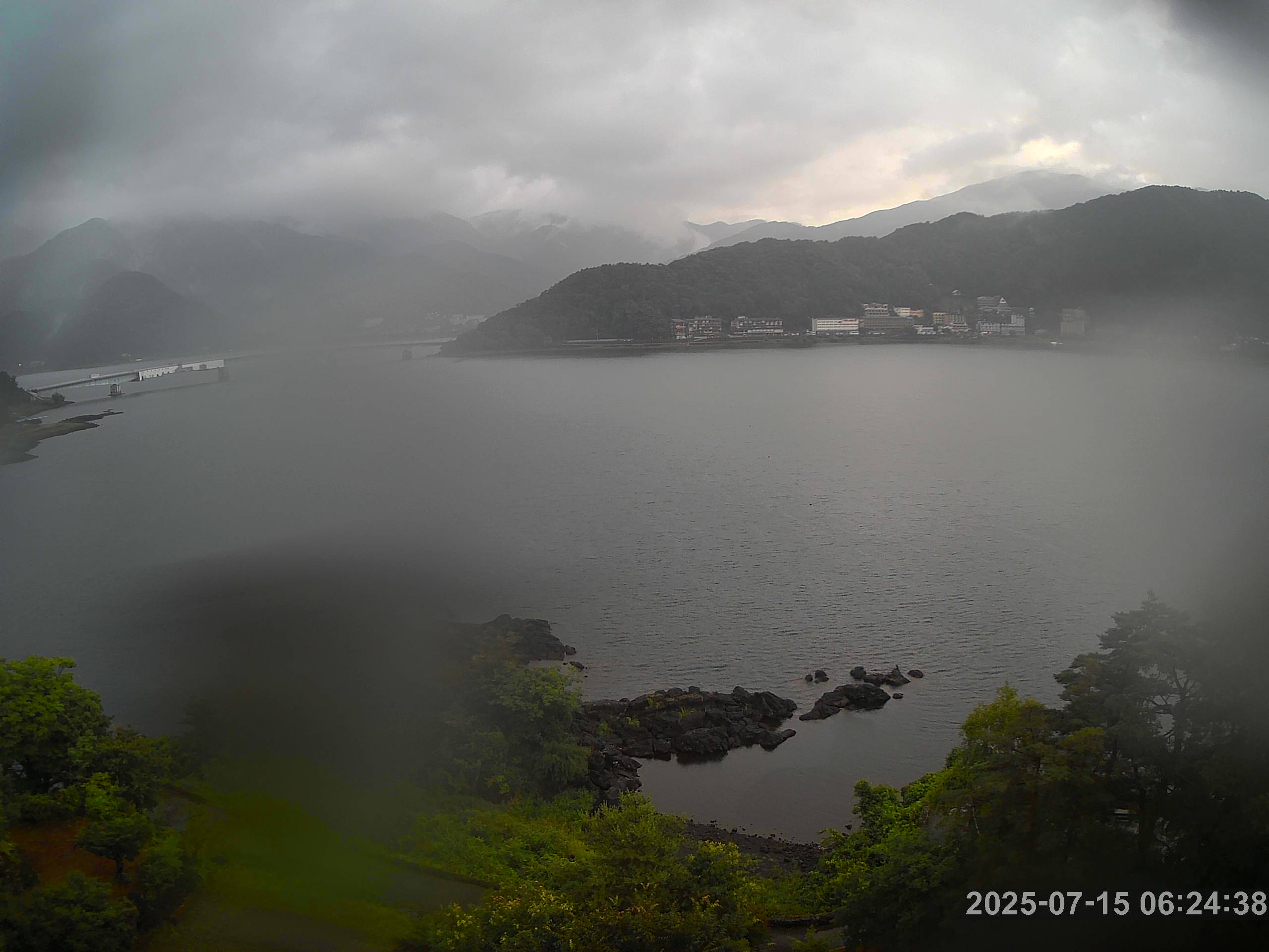 河口湖ライブカメラ-河口湖畔ホテル街と河口湖大橋
