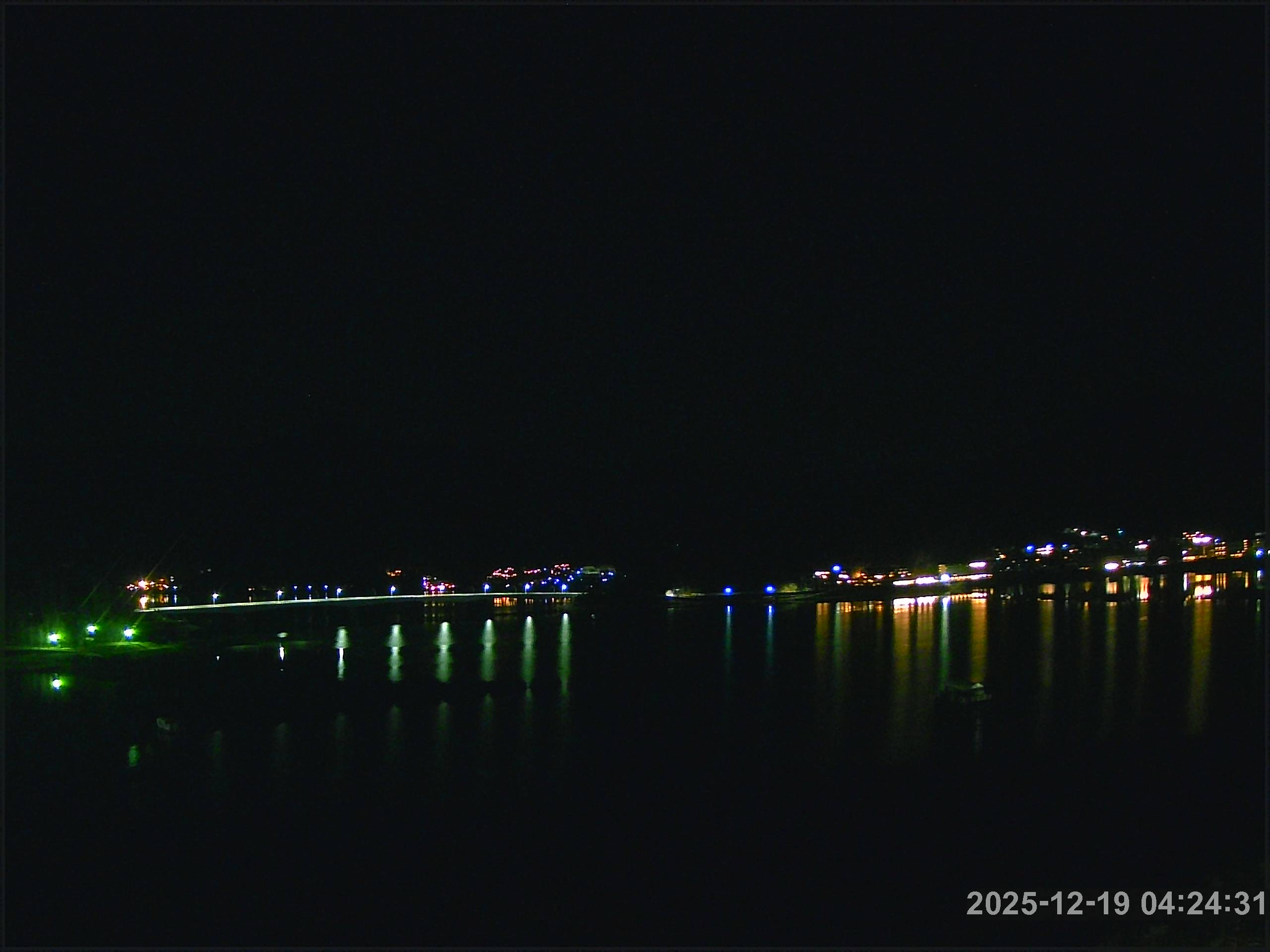 河口湖ライブカメラ-河口湖畔ホテル街と河口湖大橋