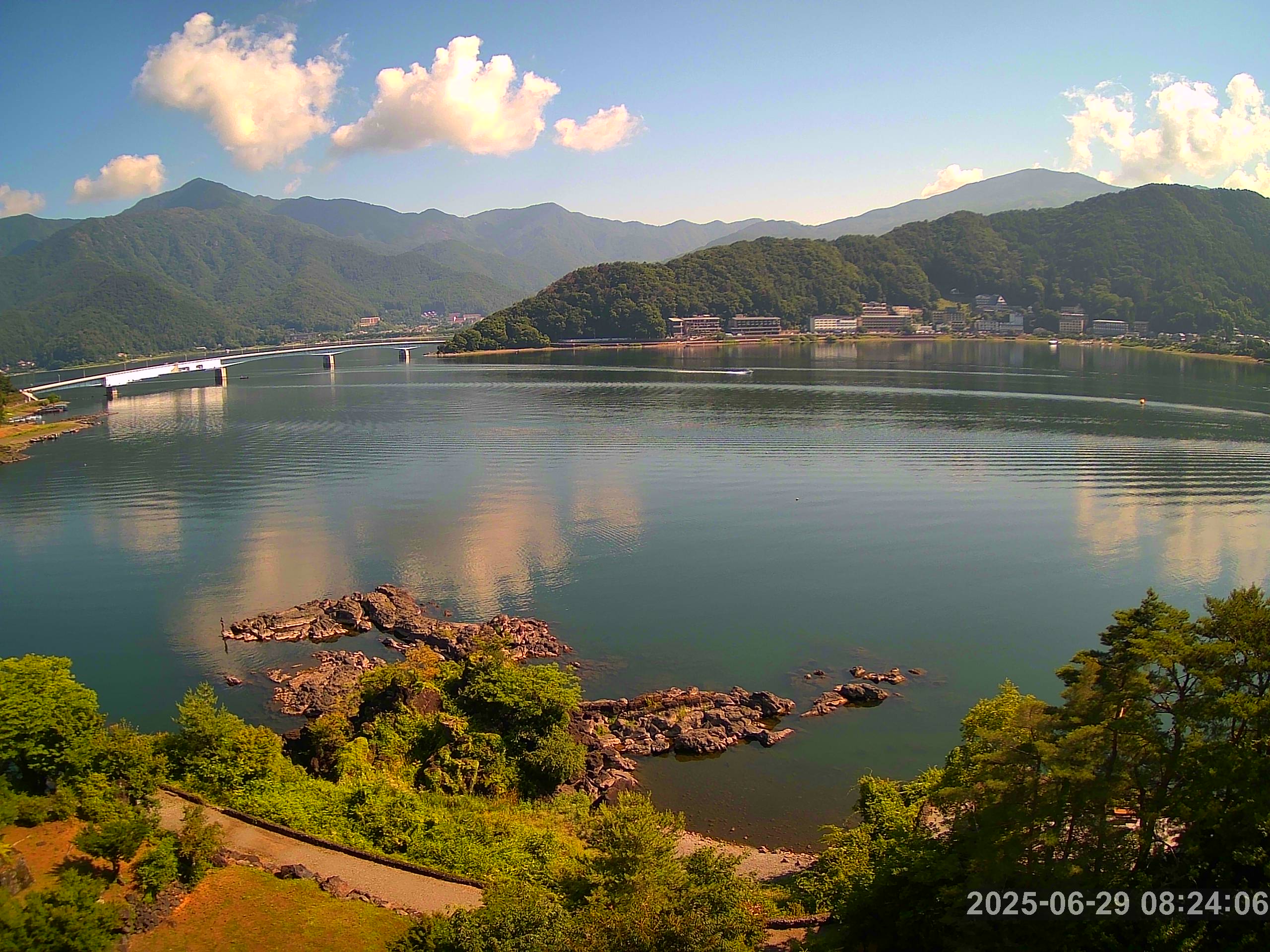 河口湖ライブカメラ-河口湖畔ホテル街と河口湖大橋