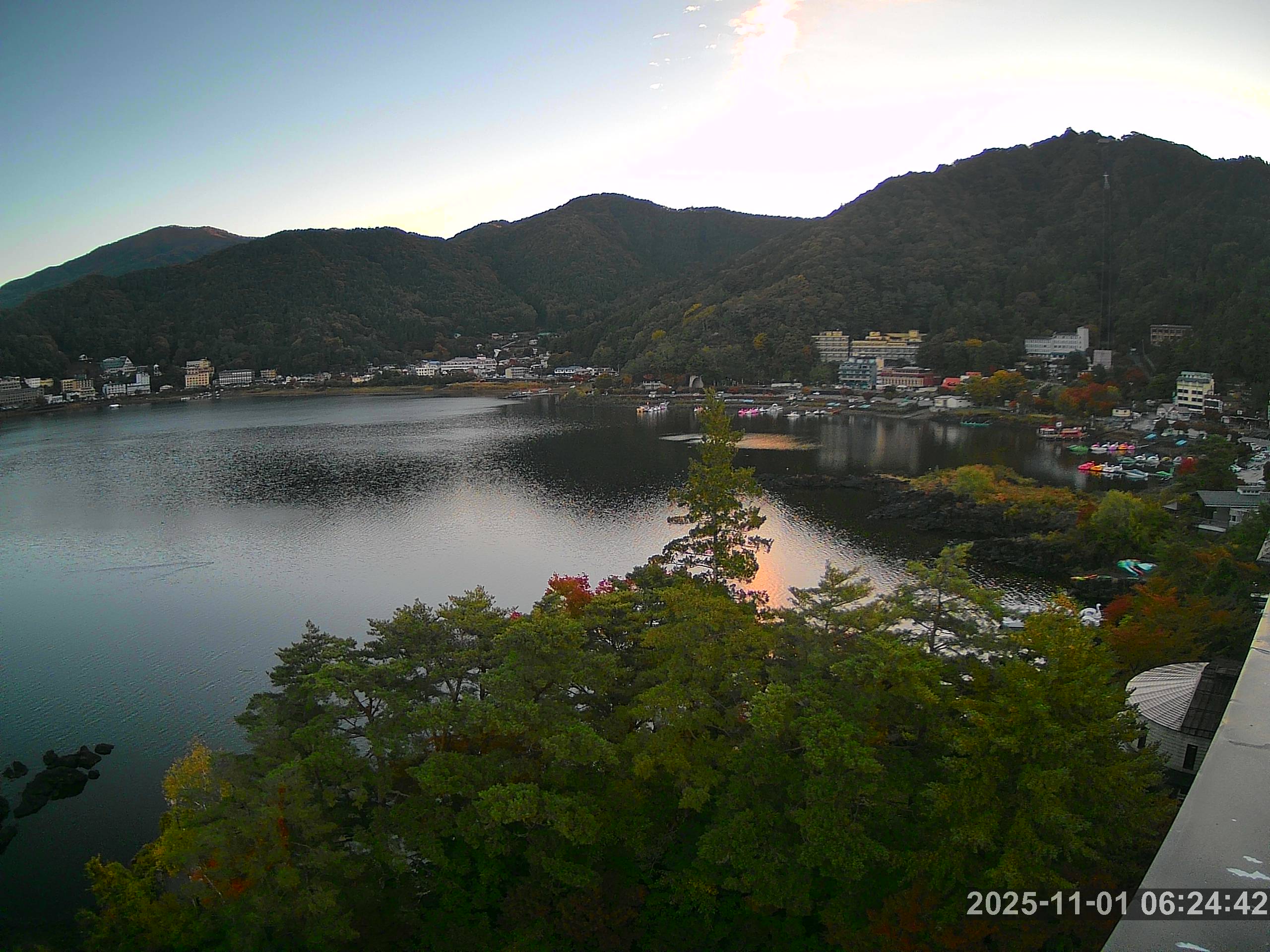 河口湖ライブカメラ-河口湖畔ホテル街と河口湖大橋