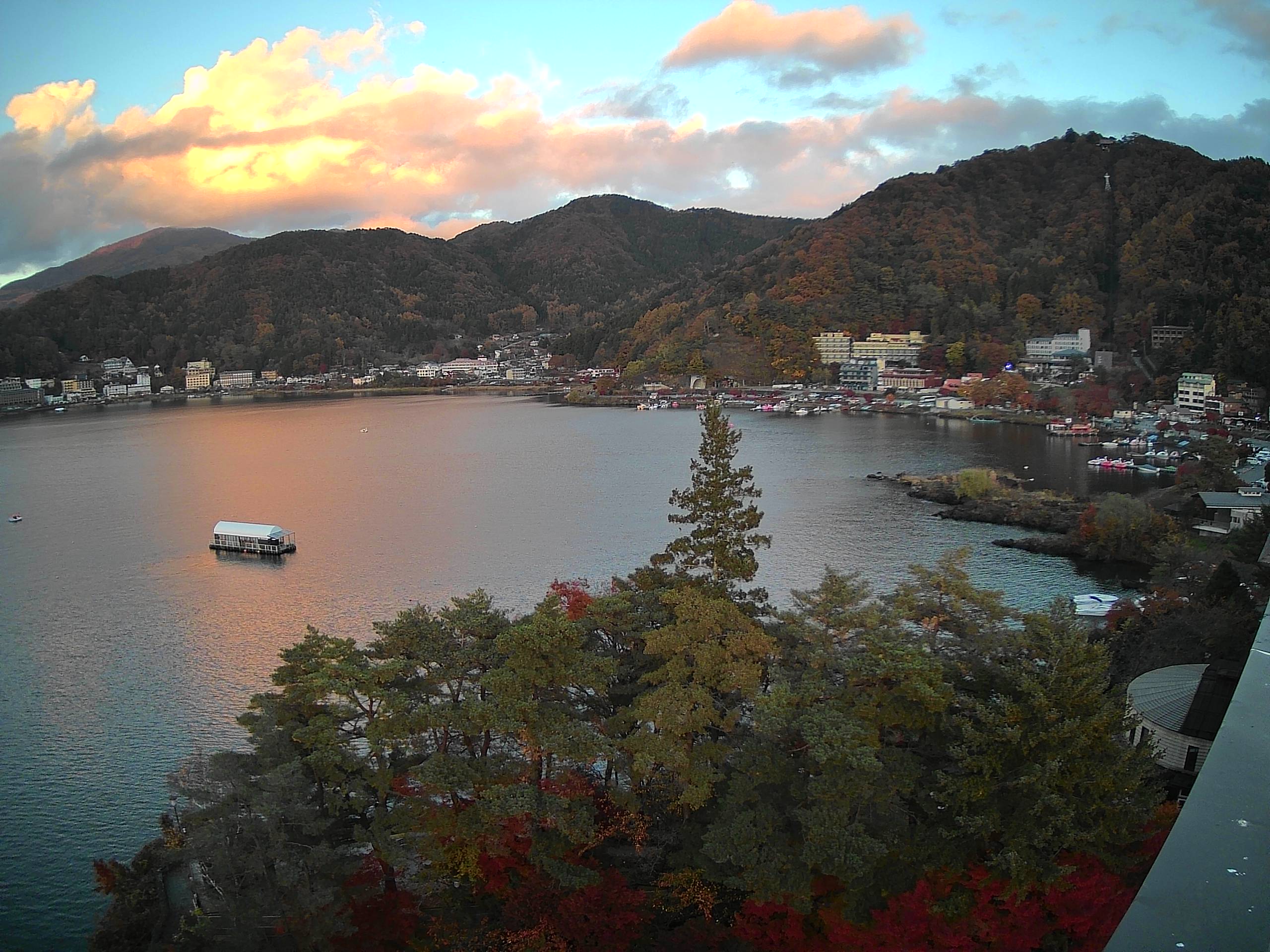 河口湖ライブカメラ-河口湖畔ホテル街と河口湖大橋