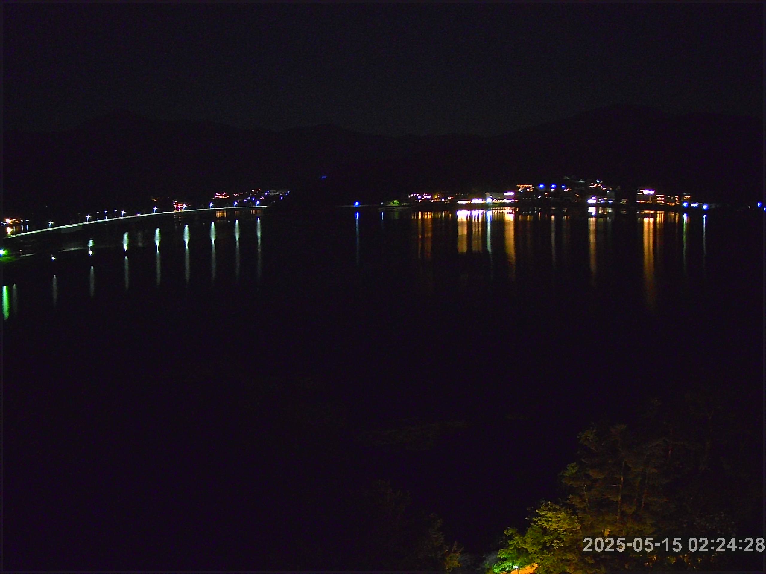 河口湖ライブカメラ-河口湖畔ホテル街と河口湖大橋