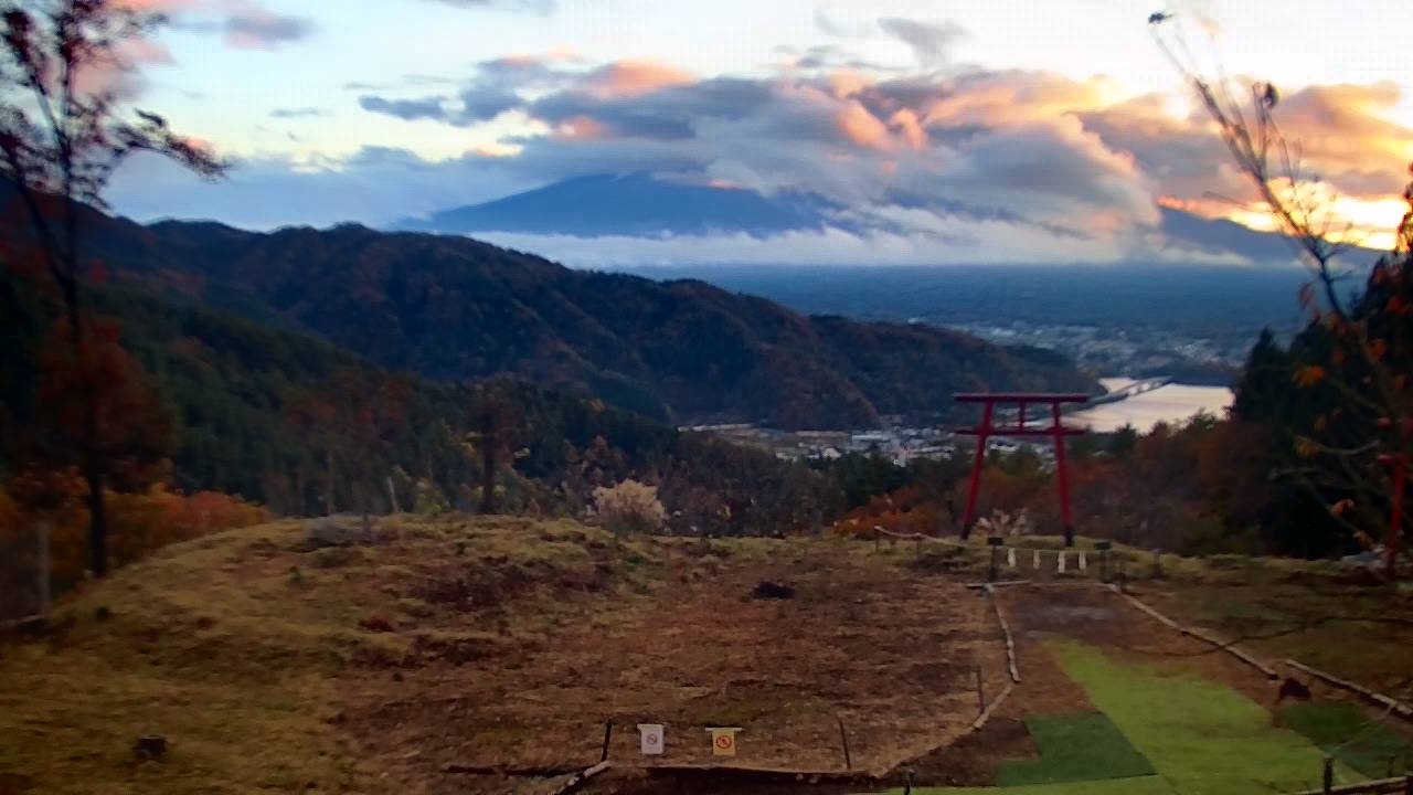 富士山ライブカメラ-河口湖富士山遥拝所(天空の鳥居)